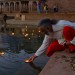 Senhor coloca velas em lago, em Pushkar