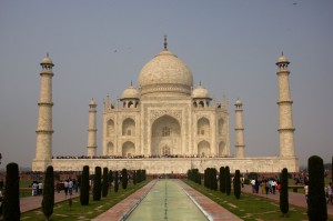 No jardim do Taj Mahal