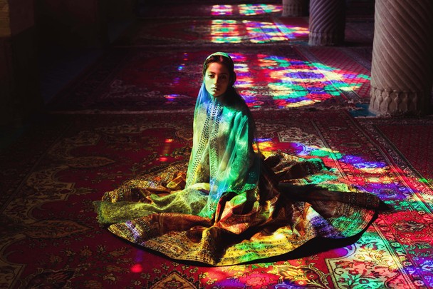 Girl in a mosque. Foto Mihaela Noroc