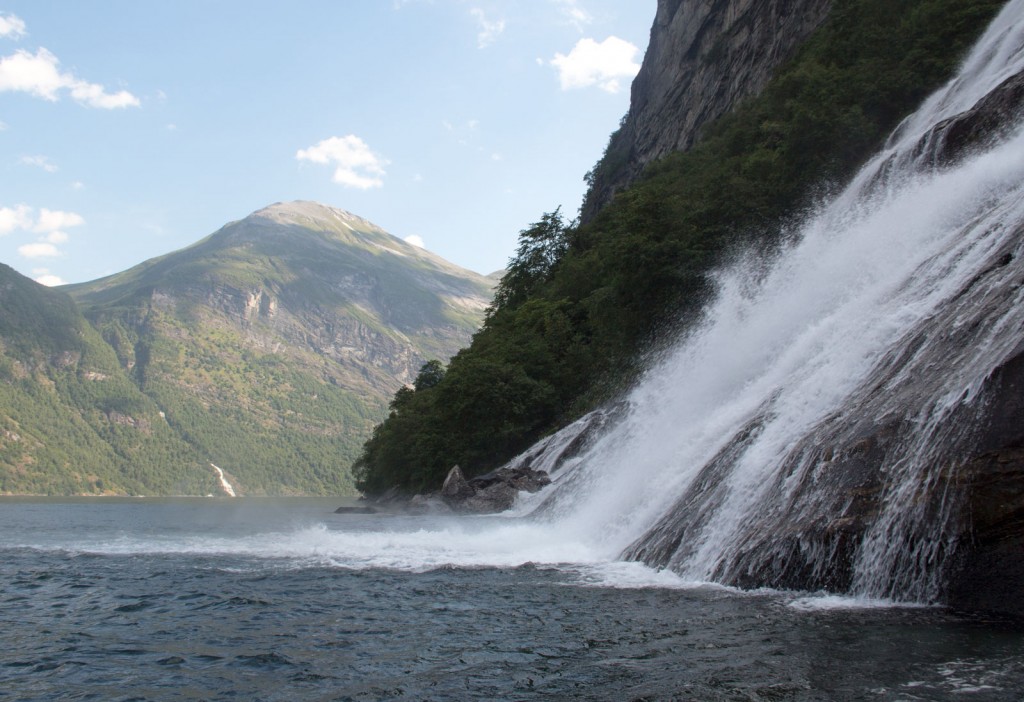 Cachoeira nos fiordes de Geiranger