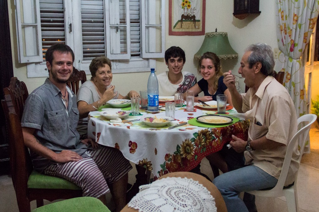 Eu, Mirtha, Ian, Wendy e Santiago. Nossa família cubana.